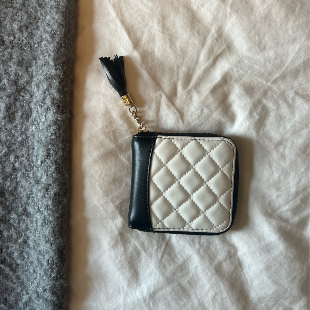 NWOT - zip leather wallet